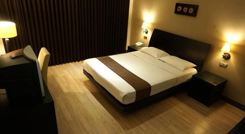 Grand Kecubung Hotel Pangkalanbuun Buitenkant foto
