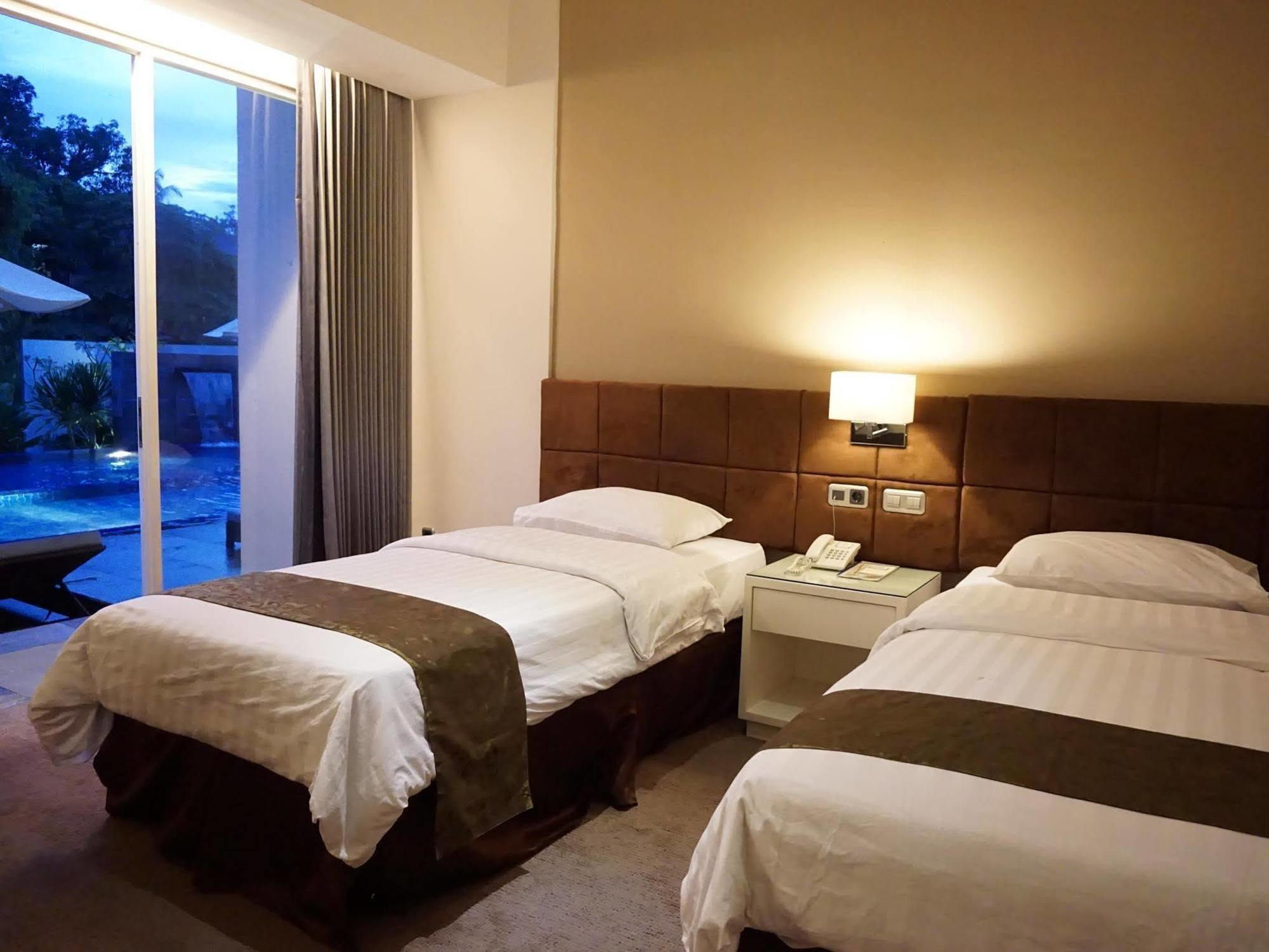 Grand Kecubung Hotel Pangkalanbuun Buitenkant foto