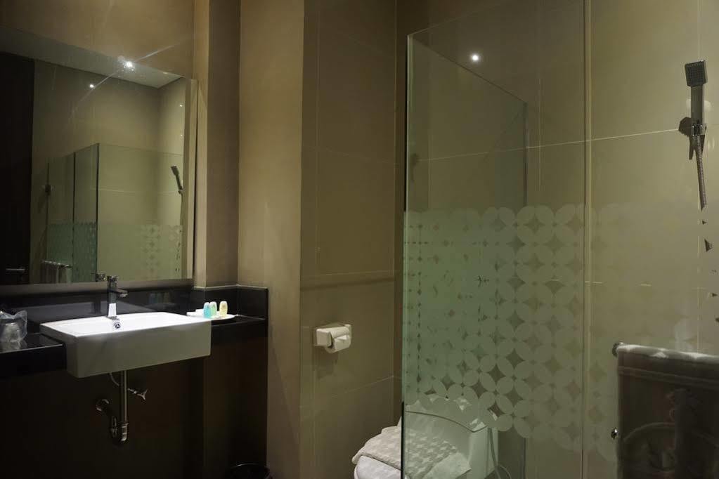 Grand Kecubung Hotel Pangkalanbuun Buitenkant foto