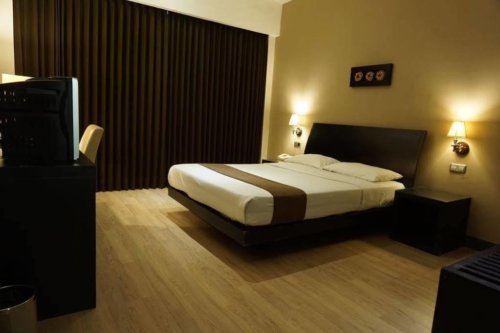 Grand Kecubung Hotel Pangkalanbuun Buitenkant foto