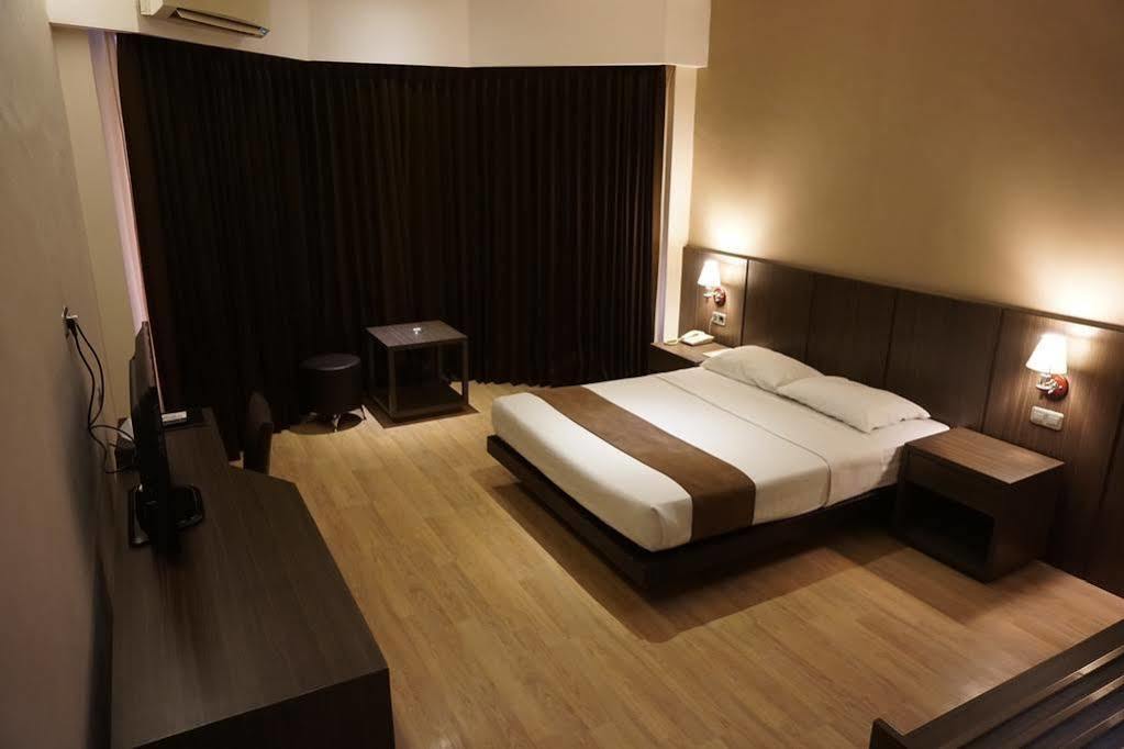 Grand Kecubung Hotel Pangkalanbuun Buitenkant foto